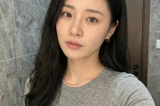 天价穿搭引全网哗然！梅根单品溢价离谱带货人设彻底翻车遭全网质疑