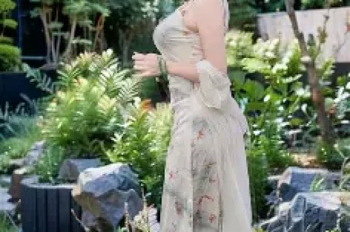 知名网红表妹李 KK破产！未婚生女后掉粉上百万转行去卖小吃